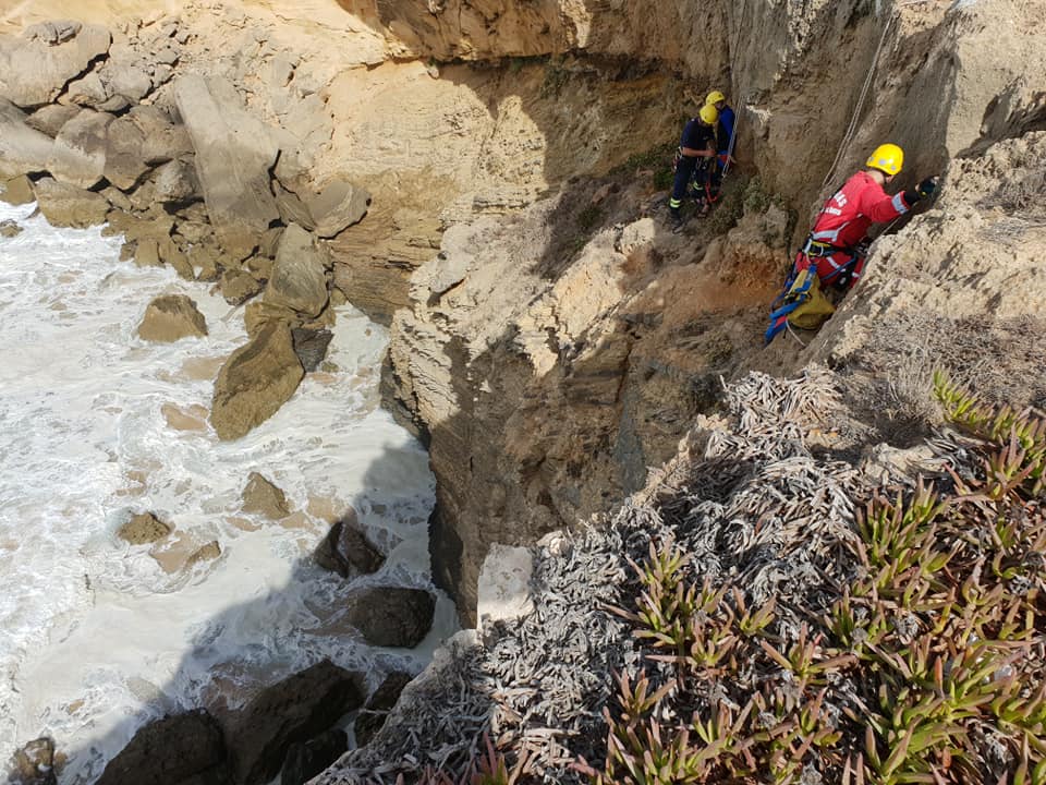 Sul Informação - Bombeiros de Aljezur resgatam jovem surfista espanhol em Monte Clérigo