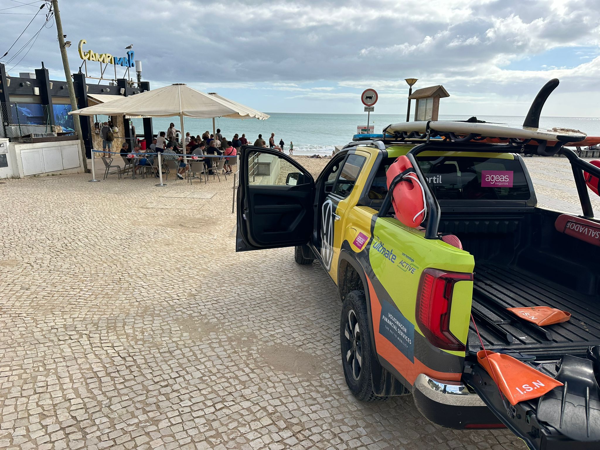 Sul Informação - Elementos do “Seawatch” e surfistas ajudam homem em dificuldades numa praia de Lagos