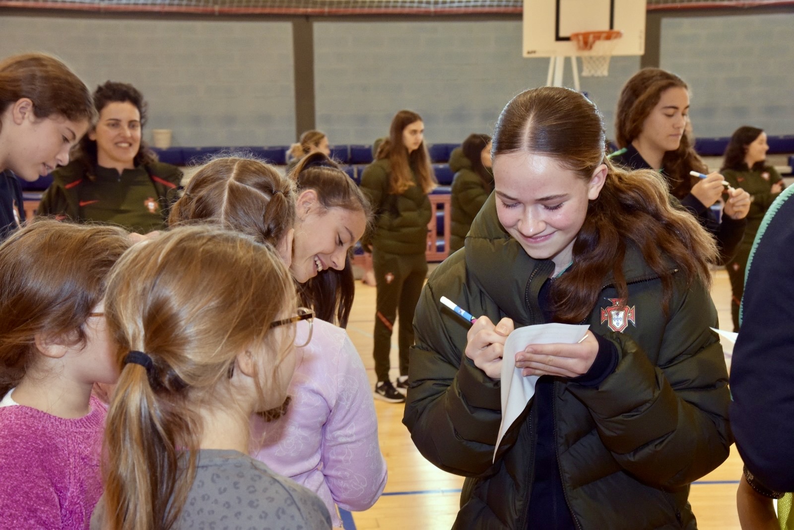 Sul Informação - Seleção feminina de Futebol visitou escola de VRSA