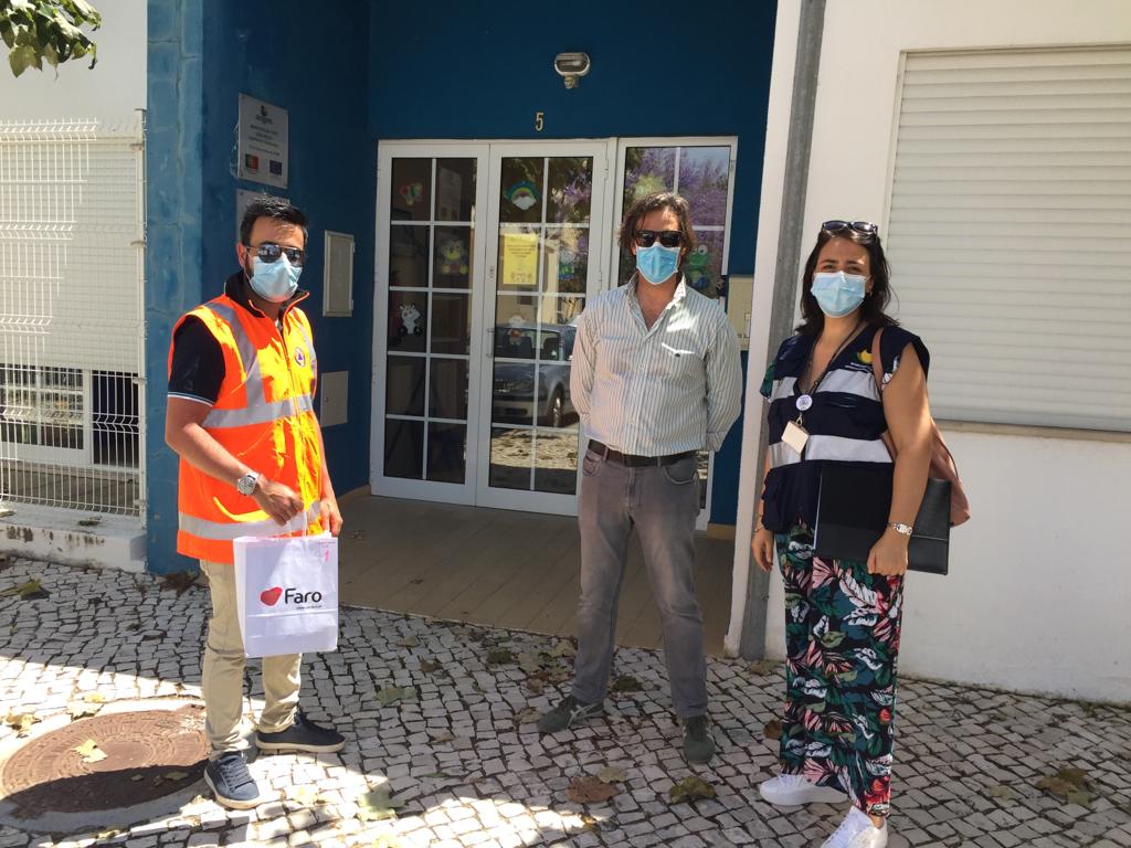 Sul Informação - Faro sensibiliza e distribui máscaras em creches e jardins de infância