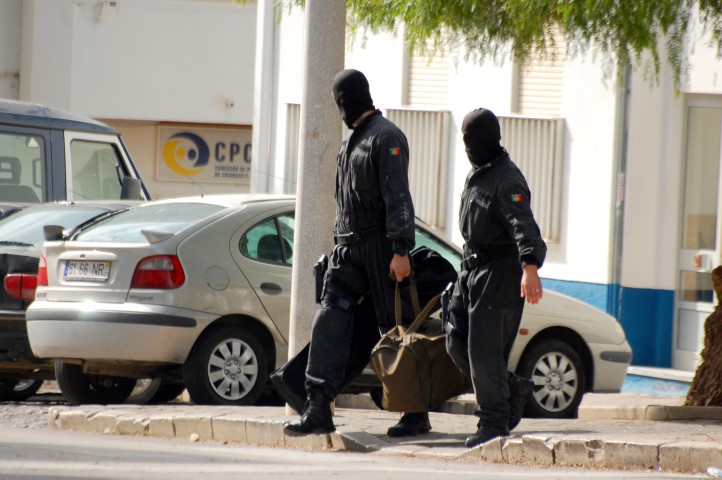 Sul Informação - Sequestrador de Lagos entregou-se à polícia e libertou os reféns ilesos (com fotos)