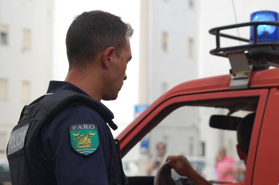 Sul Informação - FOTOGALERIA: Homem armado barricado em Lagos leva à mobilização de cem agentes da PSP