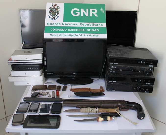 Sul Informação - Haxixe e armas apreendidos a grupo que se dedicava a furtos e tráfico de droga