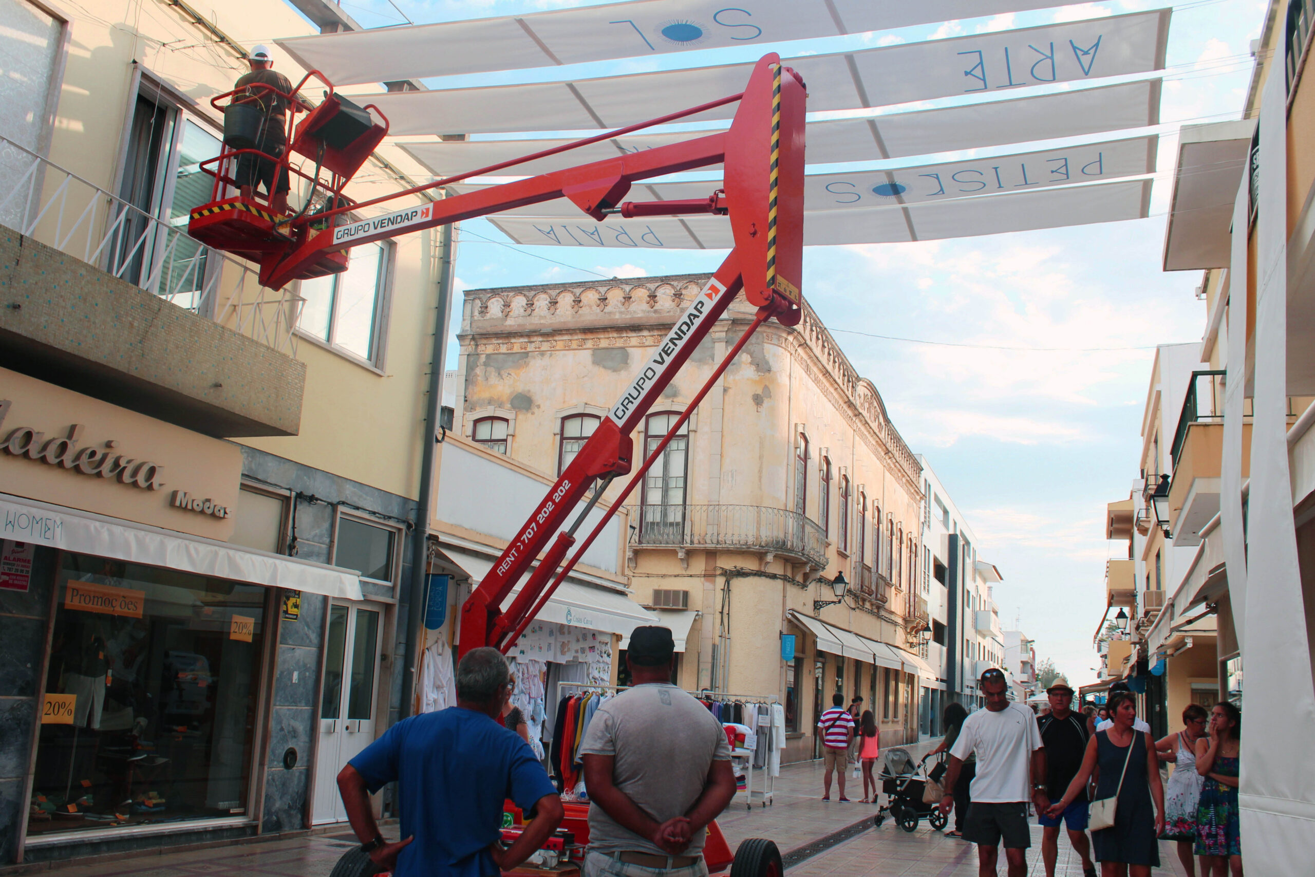Sul Informação - Sombreamento no Centro Histórico de Vila Real de Santo António dinamiza comércio e restauração