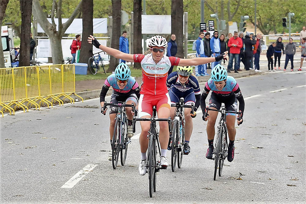Sul Informação - Taça de Portugal Feminina de Ciclismo: Fiona Hunter-Johnston domina no Algarve