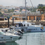 Sul Informação - Inovação e sustentabilidade do novo turismo algarvio navegam a bordo de um barco solar