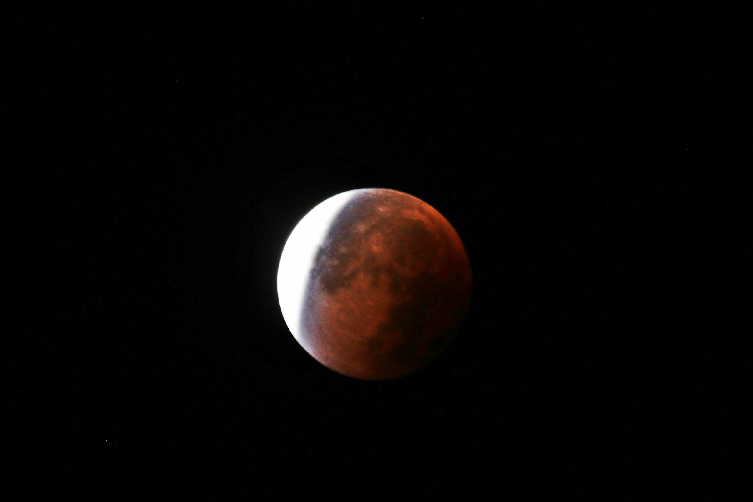 Sul Informação - Esta noite há um eclipse total da super-Lua visível em Portugal