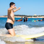 Sul Informação - Portimão convida jovens portadores de deficiência a experimentar surf adaptado na Praia da Rocha