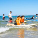 Sul Informação - Portimão convida jovens portadores de deficiência a experimentar surf adaptado na Praia da Rocha