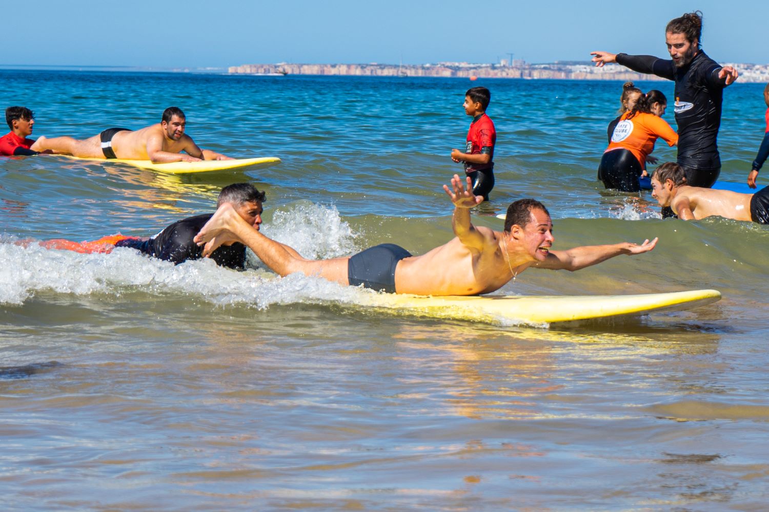 Sul Informação - Portimão convida jovens portadores de deficiência a experimentar surf adaptado na Praia da Rocha