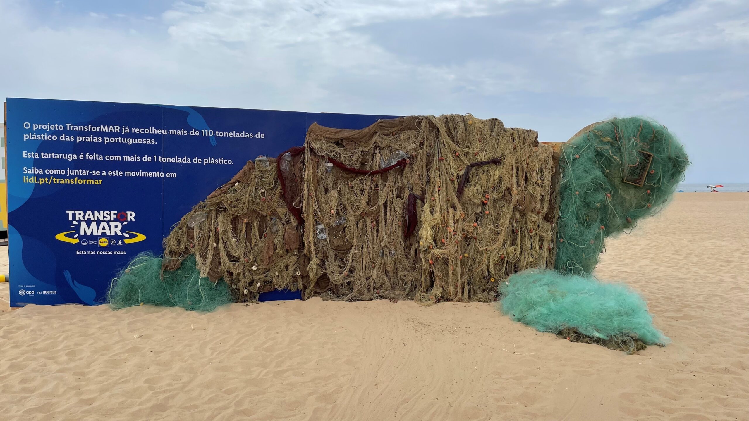Sul Informação - Tartaruga feita de plástico e redes de pesca alerta para poluição dos oceanos na Praia da Rocha