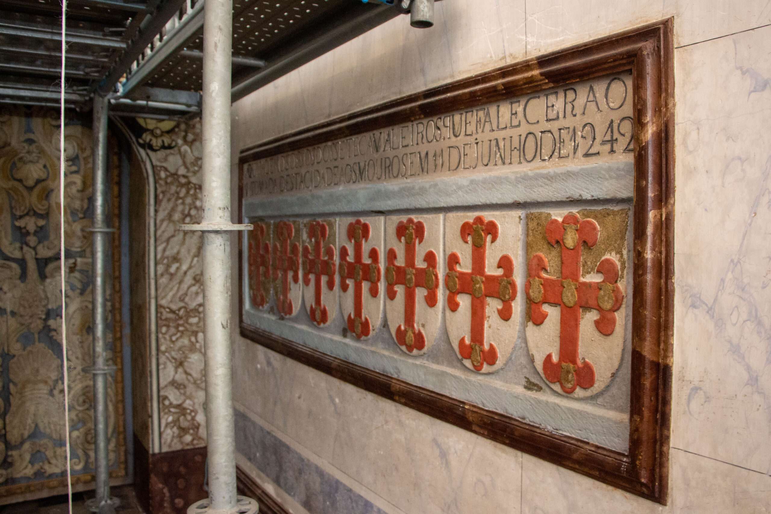 Sul Informação - Lápide do túmulo dos 7 Mártires da Igreja de Santa Maria do Castelo será do século XIII 