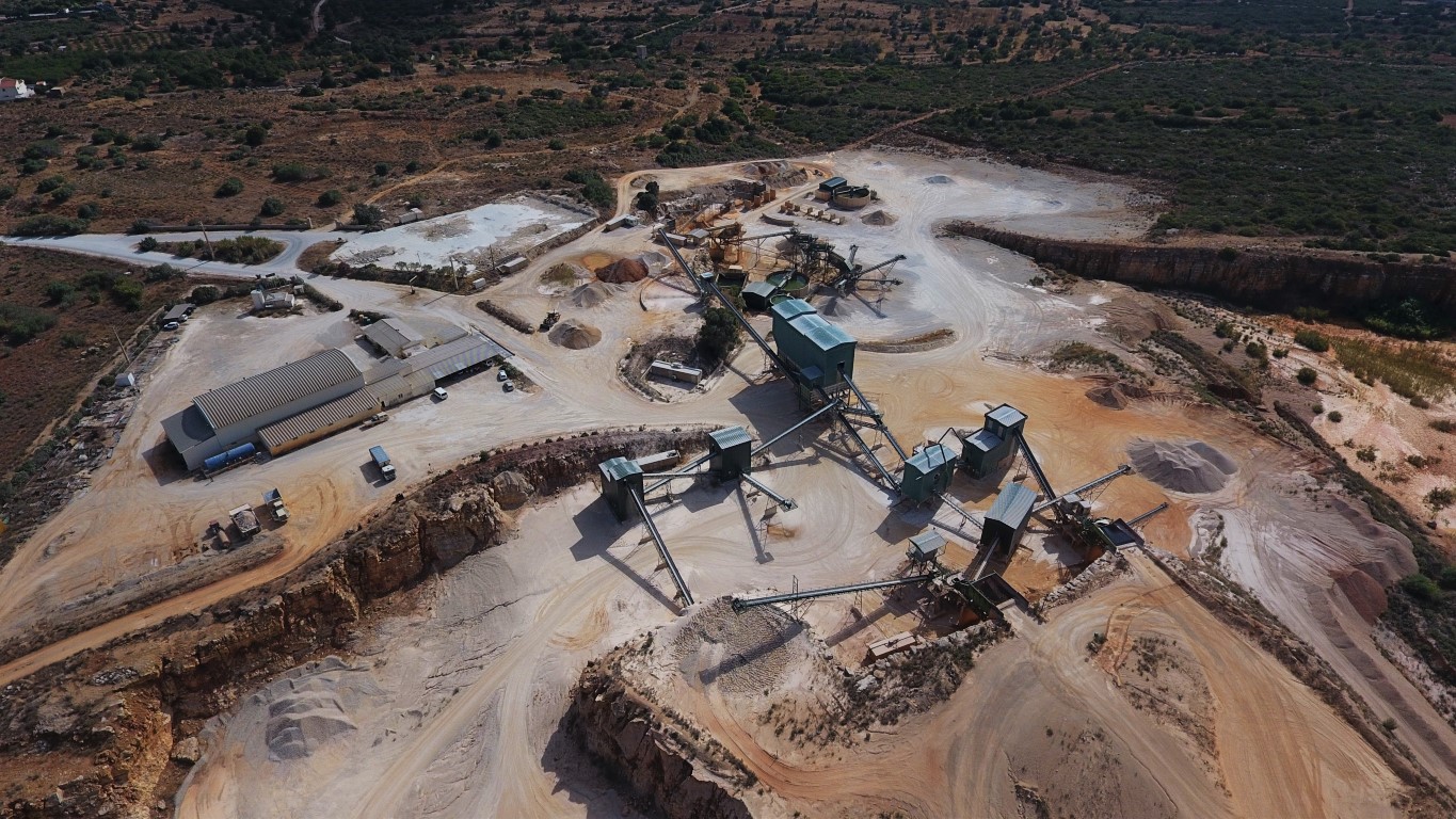 Sul Informação - Tecnovia reforça produção no Algarve com compra da pedreira do Escarpão