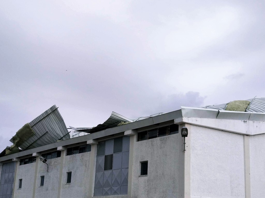 Sul Informação - Tempestade Félix levou parte do novo telhado do Pavilhão Municipal de Olhão [com fotos]