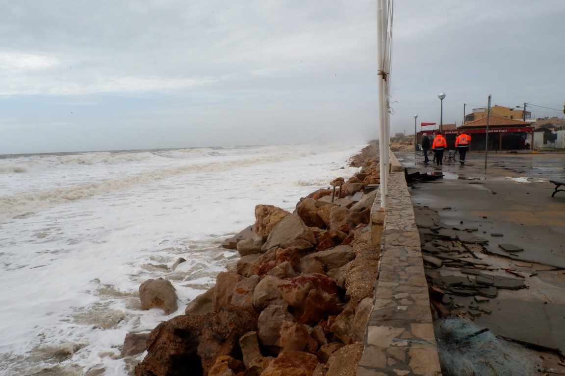 Sul Informação - Praia de Faro teve mais uma tarde de sobressalto depois de noite com estragos [com fotos]