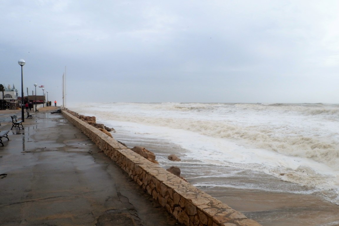 Sul Informação - Praia de Faro teve mais uma tarde de sobressalto depois de noite com estragos [com fotos]