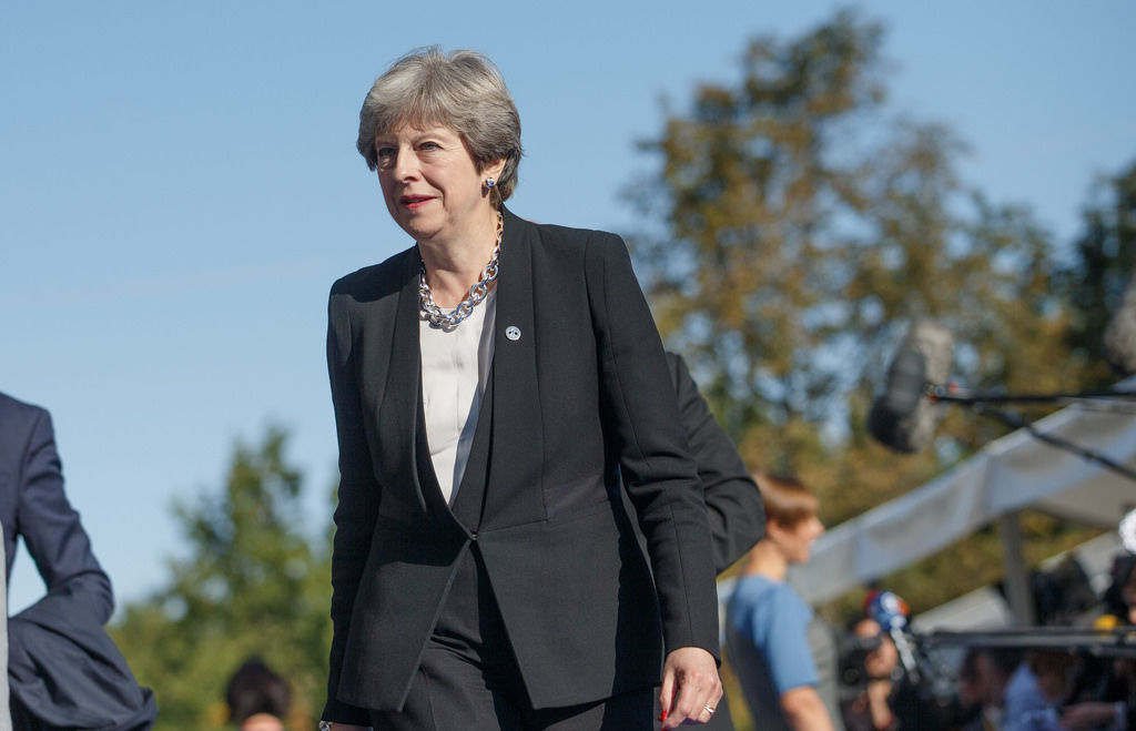 Sul Informação - Theresa May sofre seis demissões após acordo sobre o Brexit