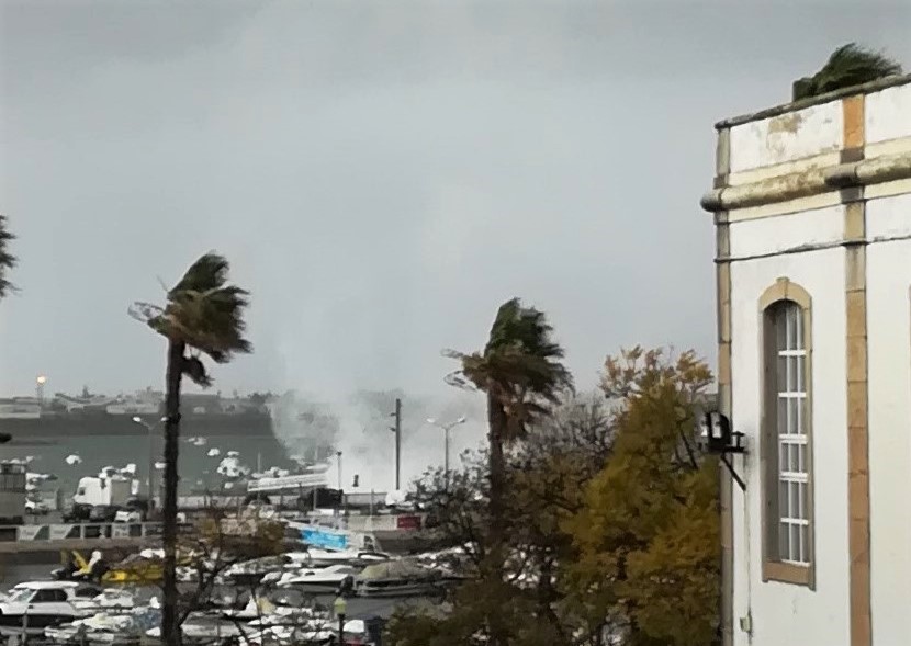 Sul Informação - Tornado vira barcos e causa danos em carros e esplanadas na Doca de Faro [com fotos e vídeo]