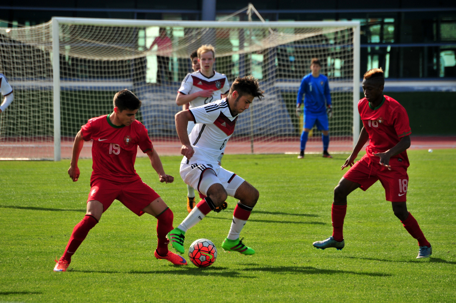 Sul Informação - “Grandes” europeus caçam talentos no torneiro sub-16 da UEFA em VRSA