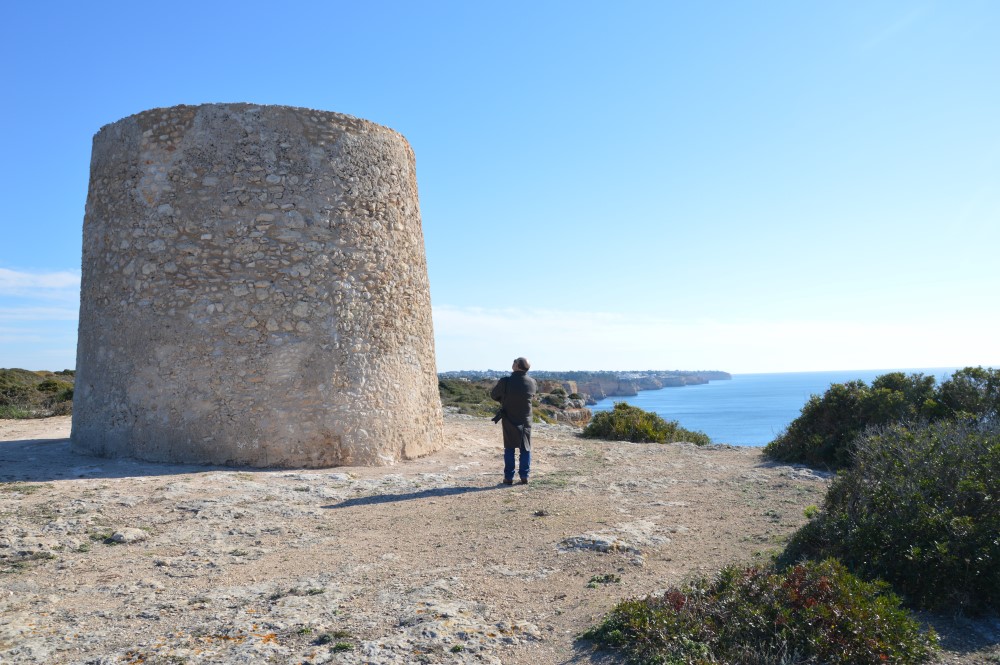 Sul Informação - Torre da Lapa volta a ser atalaia na costa de Lagoa após restauro cuidado