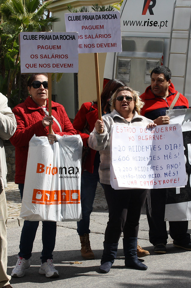 Sul Informação - Trabalhadora barrica-se no Clube Praia da Rocha exigindo pagamento de salários em atraso