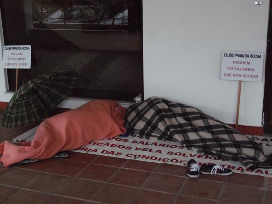 Sul Informação - Trabalhadora e colegas passam a noite em protesto no Clube Praia da Rocha