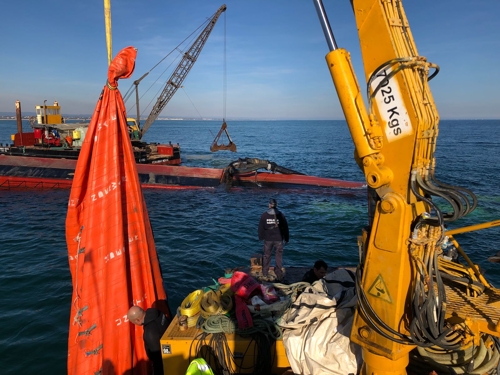 Sul Informação - Marinha espera colocar draga que se virou a reflutuar «nos próximos dias»