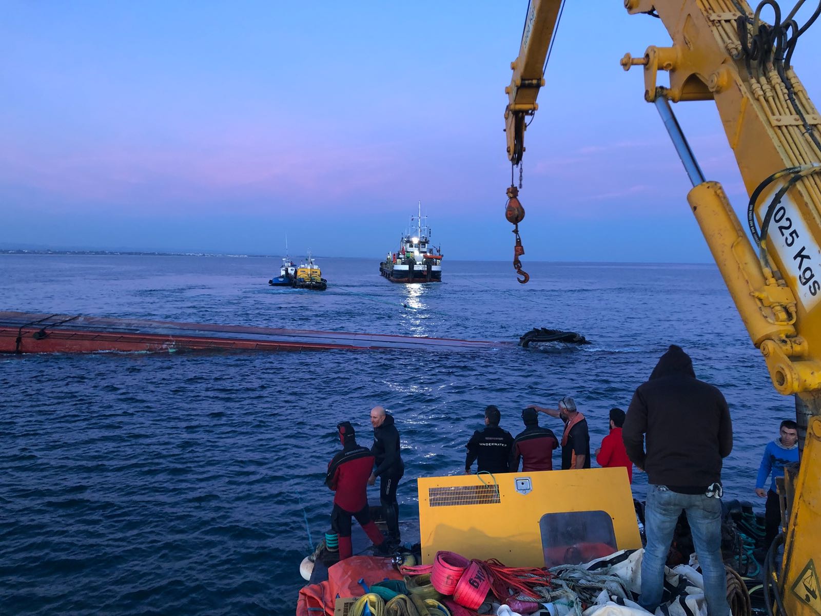 Sul Informação - Remoção da draga que se virou na barra da Armona suspensa devido ao estado do Mar