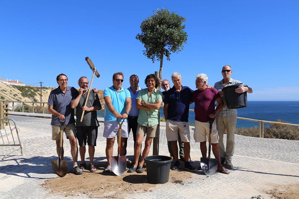Sul Informação - Trovante plantaram oito árvores ao longo da “sua” rua em Sagres…e à noite houve música