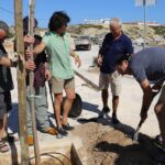 Sul Informação - Trovante plantaram oito árvores ao longo da “sua” rua em Sagres…e à noite houve música