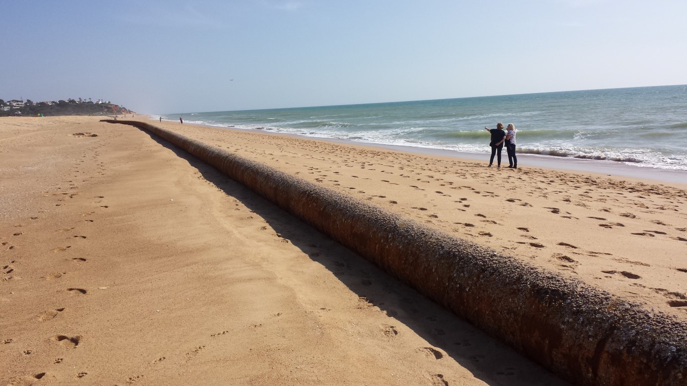 Sul Informação - Tubo de 500 metros ainda se mantém na Praia do Trafal, em Quarteira (com fotos)