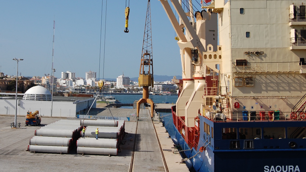 Sul Informação - Tubos de fibrocimento carregados no Porto de Portimão vão para a Argélia