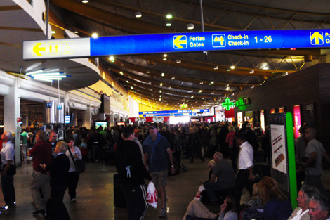 Sul Informação - Voos no Aeroporto de Faro já recomeçaram após desabamento de parte da cobertura