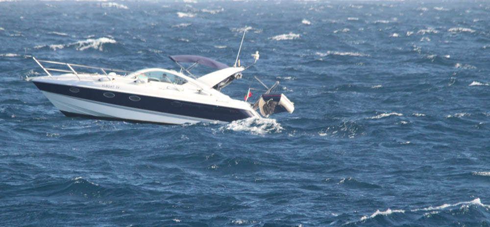 Sul Informação - Helicóptero resgata seis tripulantes de iate a Sul de Sines