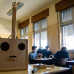 Sul Informação - Jovens ciganos de VRSA constroem futuro com a ajuda de um luthier