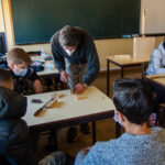 Sul Informação - Jovens ciganos de VRSA constroem futuro com a ajuda de um luthier