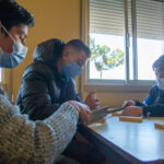Sul Informação - Jovens ciganos de VRSA constroem futuro com a ajuda de um luthier