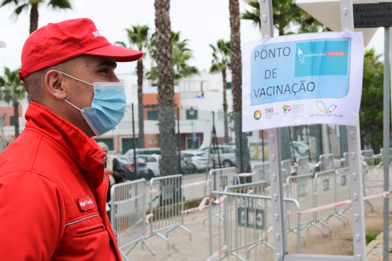 Sul Informação - Mais de 7 mil polícias e guardas e 11 mil bombeiros já foram vacinados contra a Covid-19