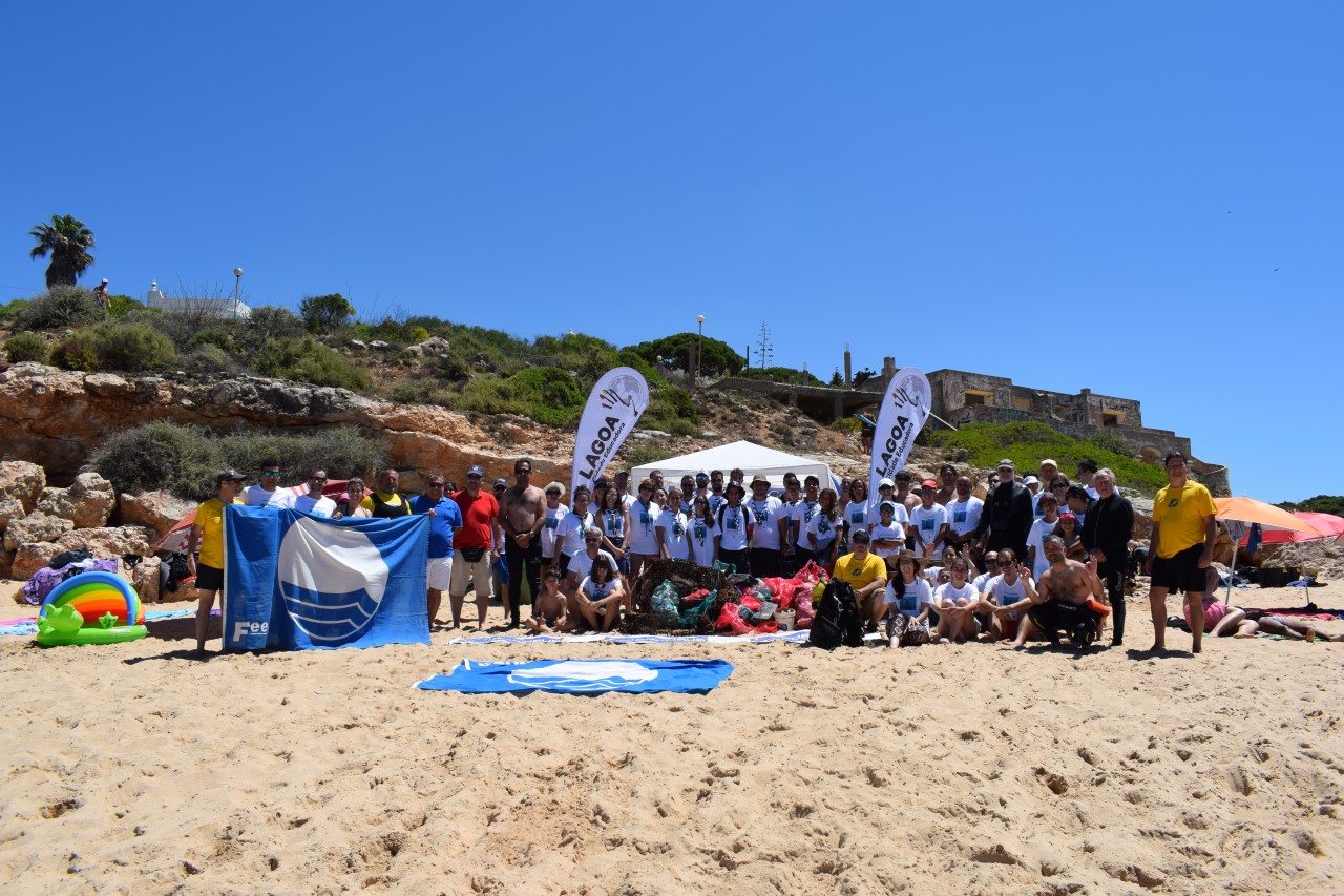 Sul Informação - Voluntários vão limpar o mar na Praia do Carvoeiro