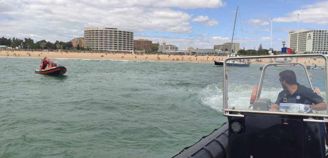 Sul Informação - Autoridade Marítima desencalha veleiro espanhol em frente à praia de Vilamoura