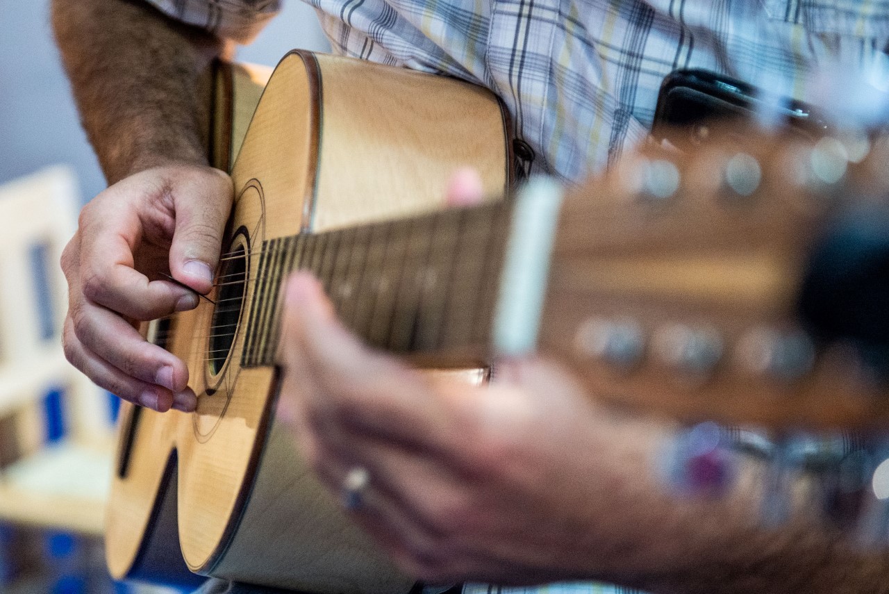 Sul Informação - Miúdos e graúdos de Odemira aprendem a arte da viola campaniça e do cante improvisado