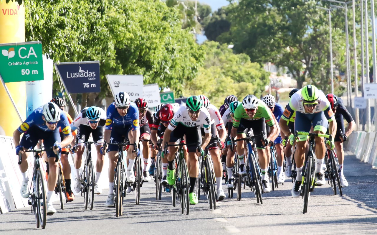 Sul Informação - Sam Bennett vence 1ª etapa da Volta ao Algarve e sobe de amarelo à Fóia