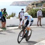 Sul Informação - Ethan Hayter caiu, mas segue de amarelo e aumenta distância para João Rodrigues na Volta ao Algarve