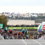 Sul Informação - Volta ao Algarve: Fabio Jakobsen volta a vencer ao sprint na chegada a Faro [com fotogaleria]