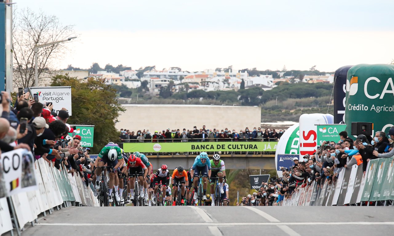 Sul Informação - Volta ao Algarve: Fabio Jakobsen volta a vencer ao sprint na chegada a Faro [com fotogaleria]