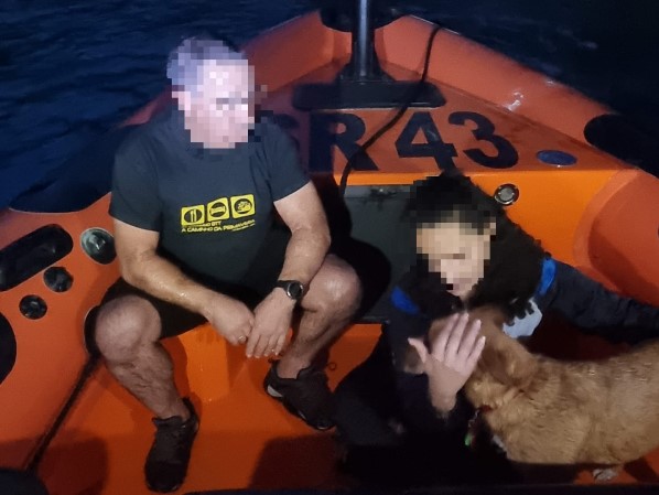 Sul Informação - Resgatada cadela que caiu de arriba na Praia da Marinha