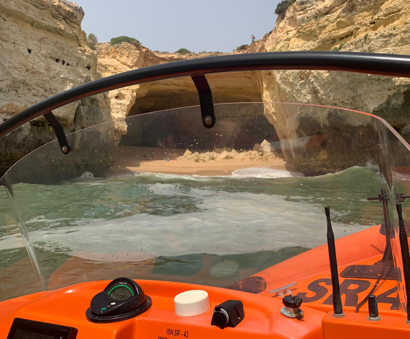 Sul Informação - Casal espanhol resgatado de praia sem acesso entre Benagil e a Marinha