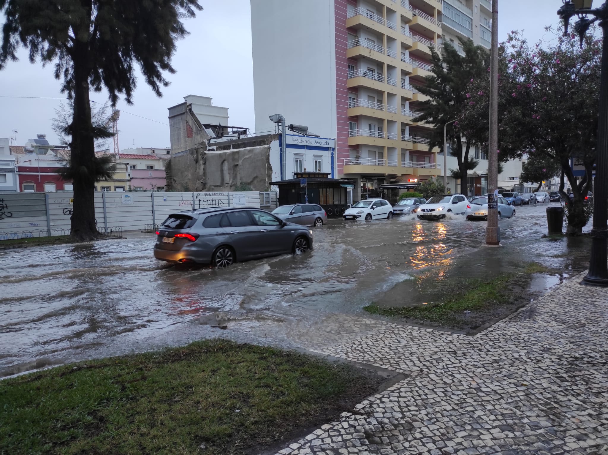 Sul Informação - Fotogaleria: Chuva provoca caos em Faro e inunda Aeroporto