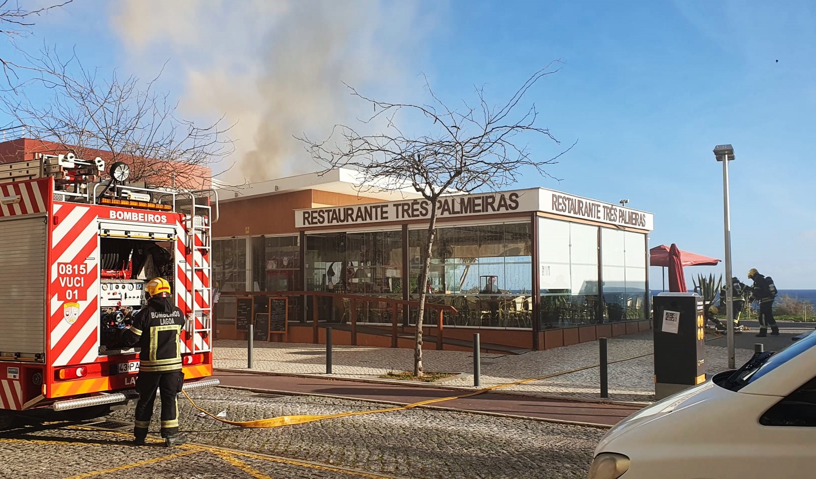 Sul Informação - 17 operacionais combatem incêndio em restaurante na Praia da Rocha