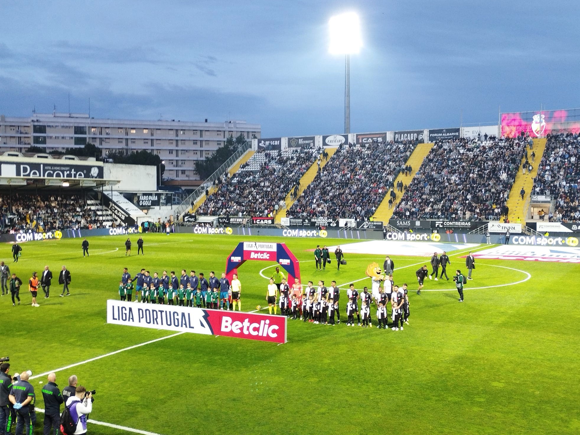 Sul Informação - Penálti falhado e bola no poste ajudam Farense a perder com o Porto